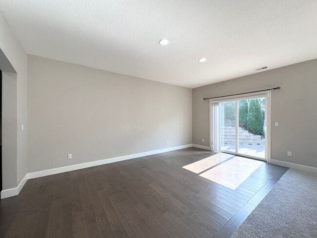 Building Photo - Stunning Modern 5 Bed 3 Bath Home in North...