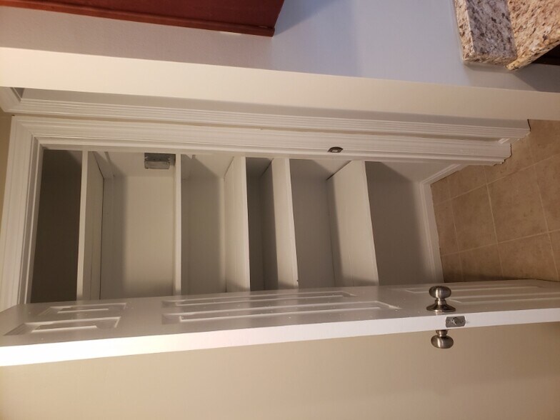 Building Photo - 84 E Grove St