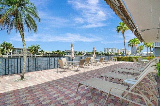 Building Photo - 3113 S Ocean Dr