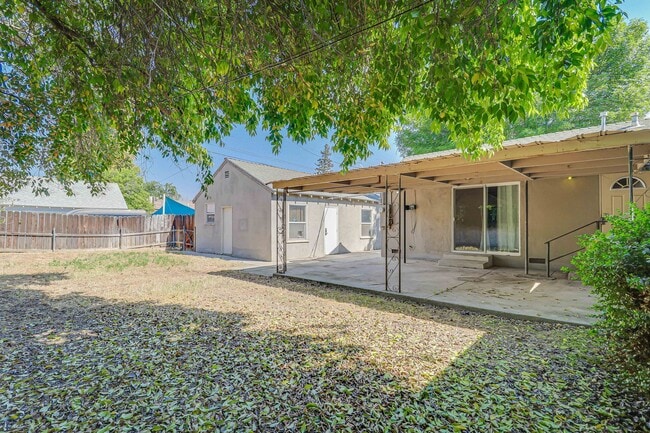 Building Photo - 4+2 Downtown Truxtun Ave Charm!