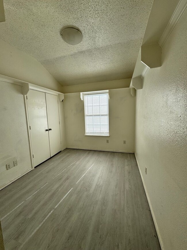 Building Photo - 4 Bedrooms at an Amazing Price!