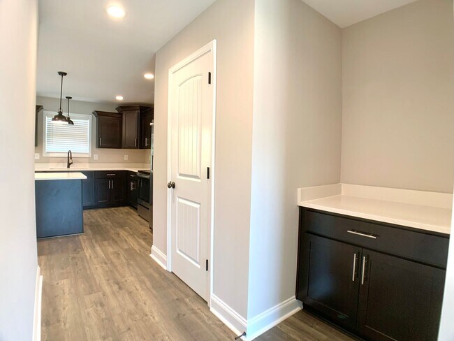 Building Photo - 733 Banister Dr