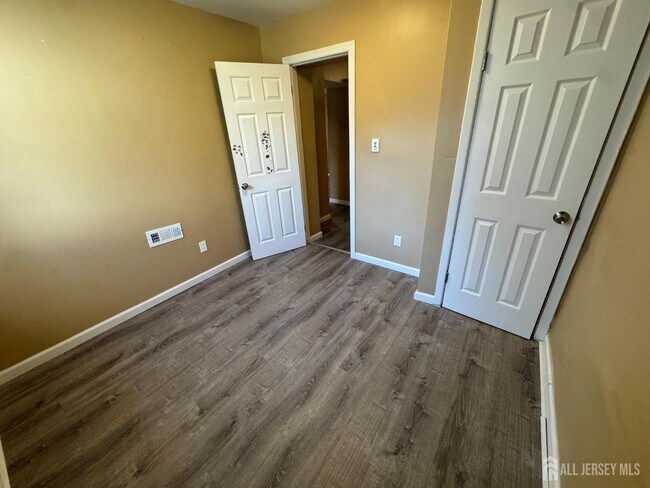 Building Photo - 724 Cortlandt St