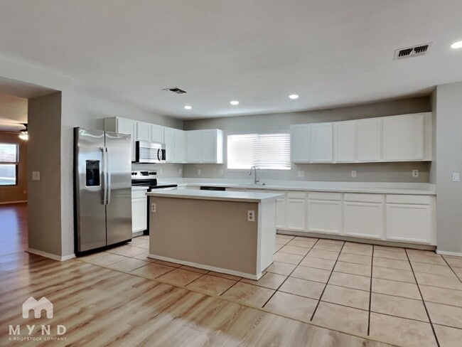 Building Photo - 11529 W Flores Dr