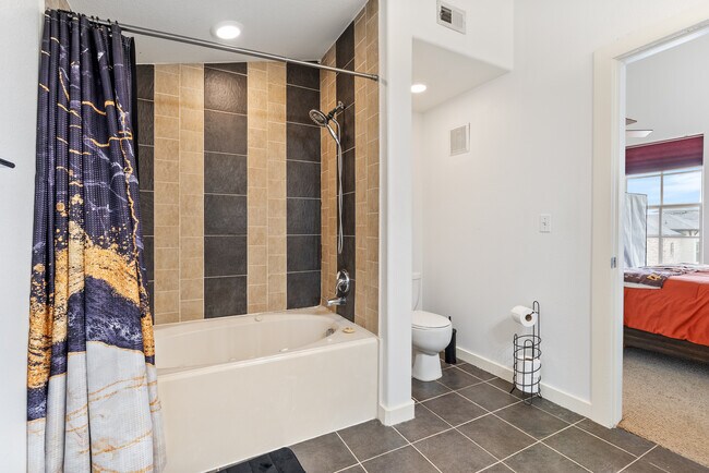 Building Photo - 2216 Chenevert St