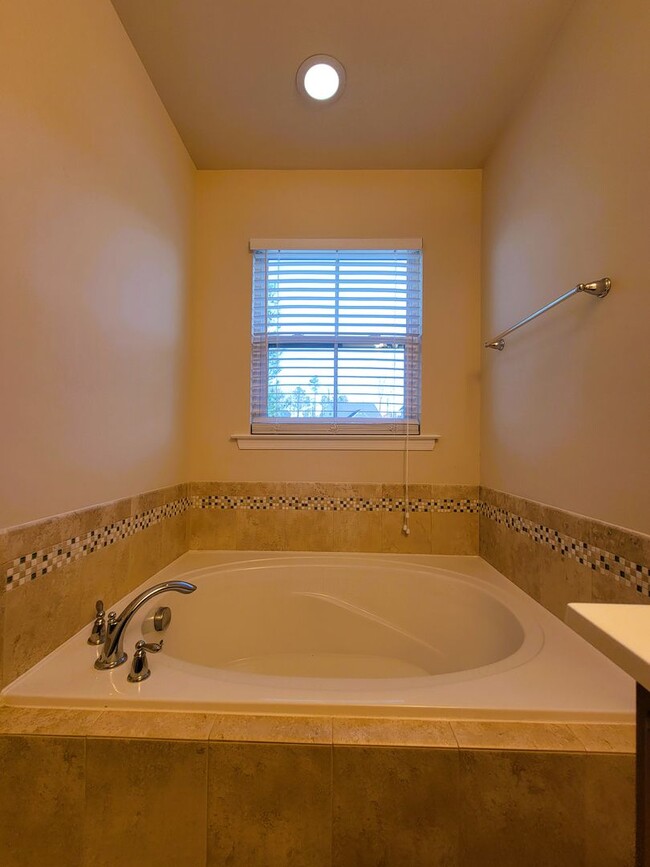 Building Photo - Large 2 story transitional in highly sough...