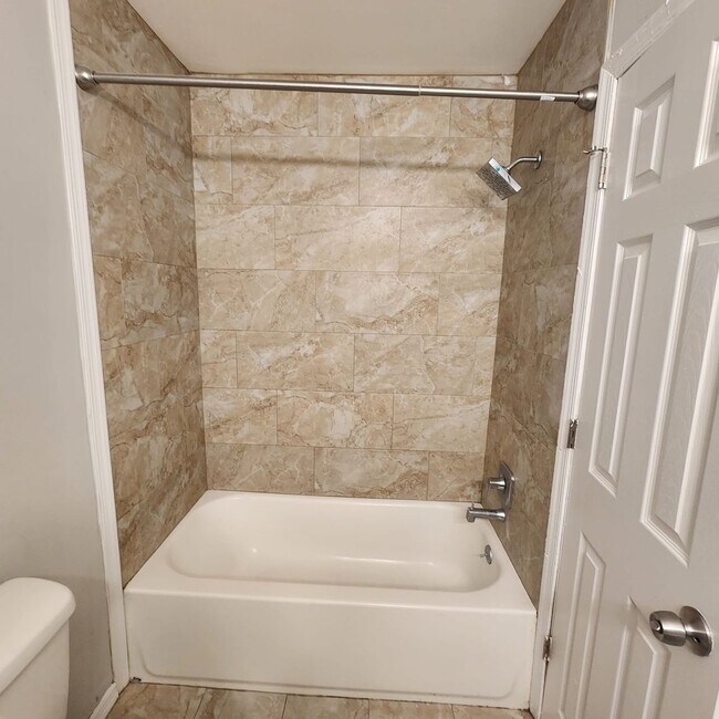 Building Photo - Spacious 3 bedroom house in Lehigh Manor