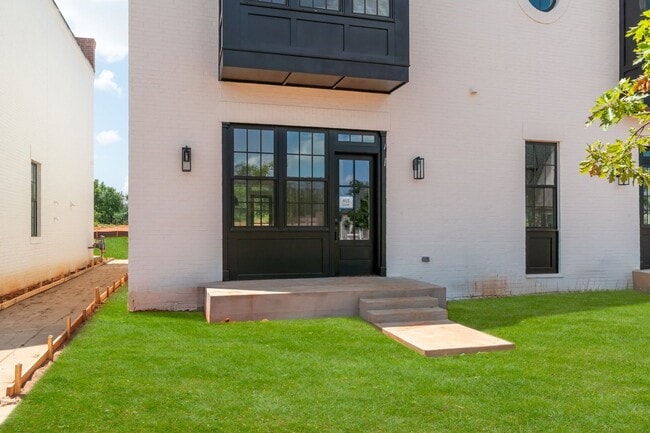 Building Photo - Minimalist Magic: 2-Bed Apartment Over Sel...