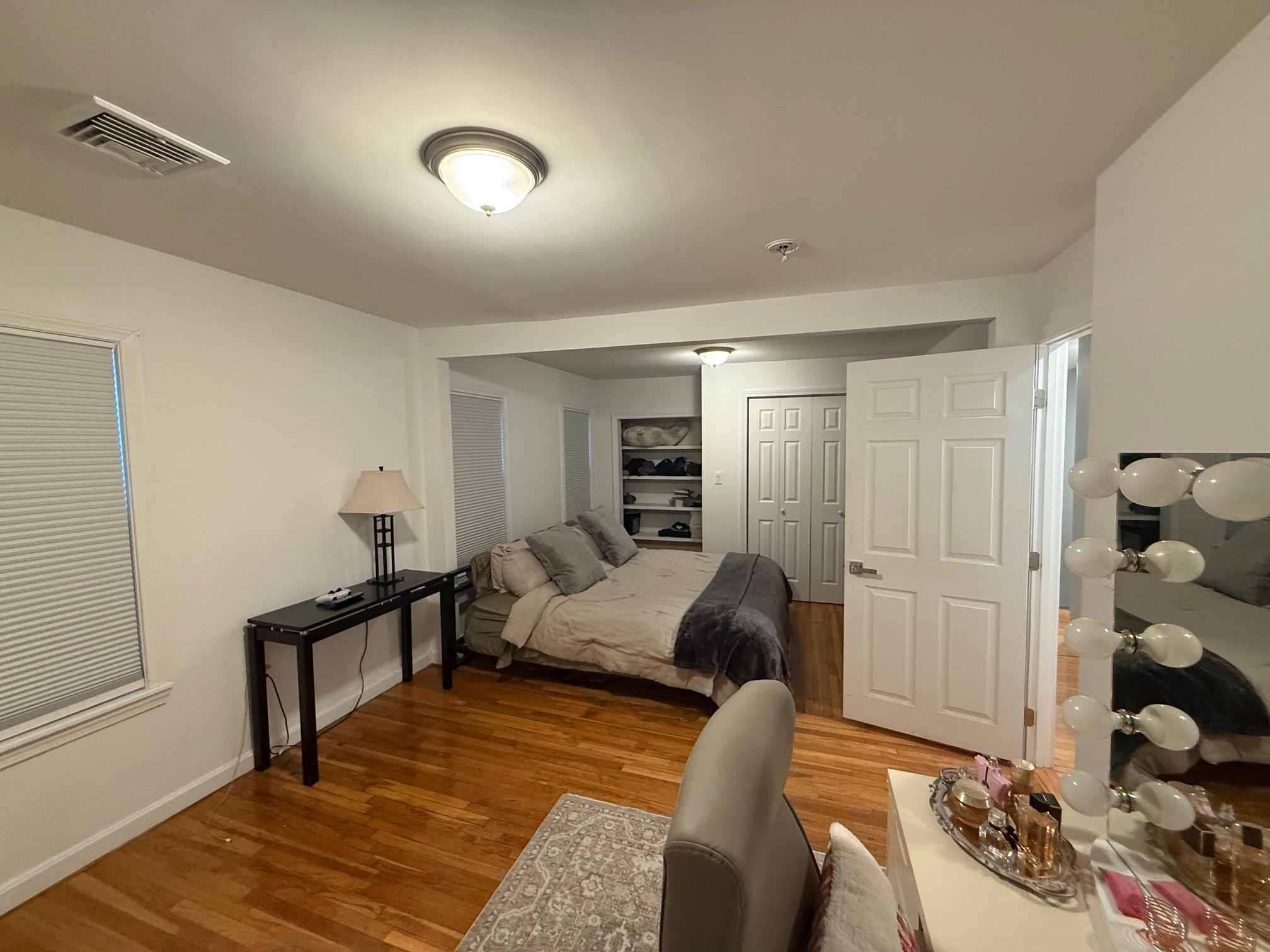 Building Photo - 264 Main St