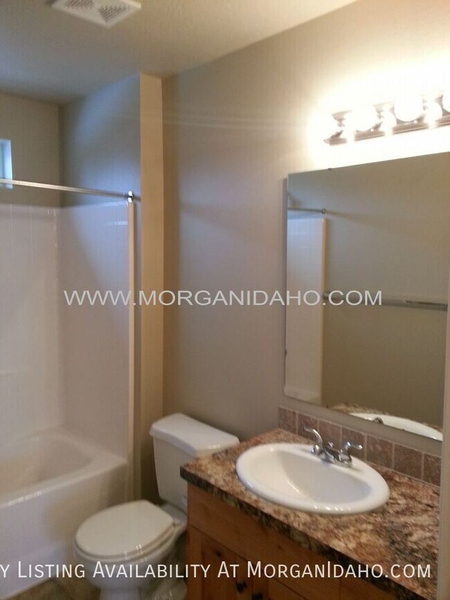 Building Photo - 11904 W Fairview Ave