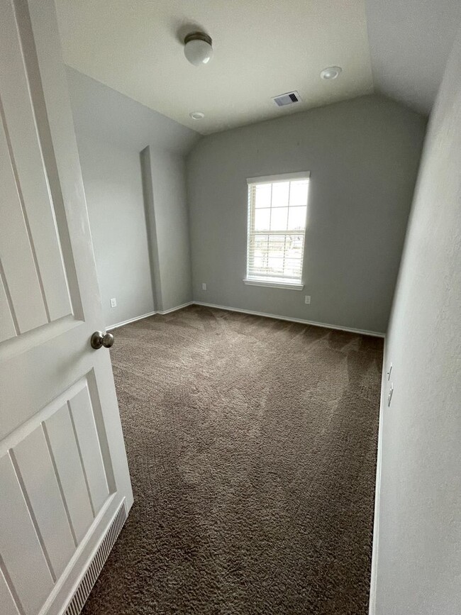 Building Photo - Large Beautiful Home located in the heart ...