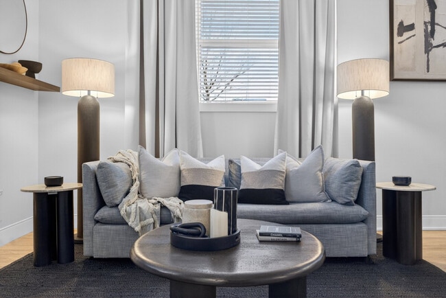 Building Photo - 1424 N Park Pl