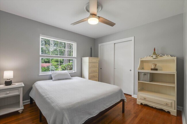 Building Photo - 1917 Sharon Rd