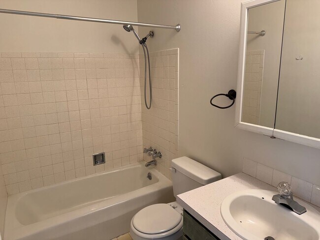 Building Photo - LARGE TOWNHOUSE IN CENTENNIAL!!!