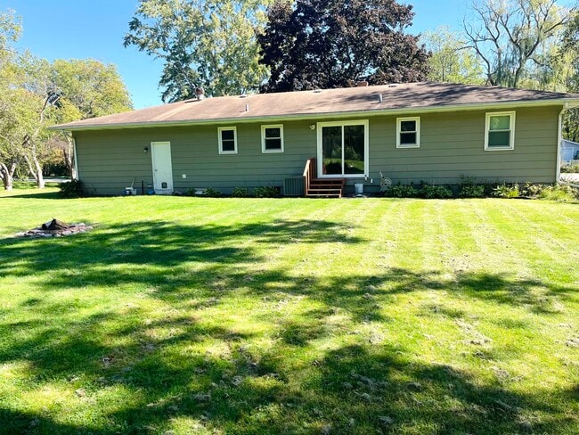 Building Photo - 275 Oak St