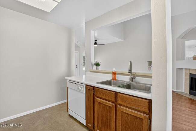 Building Photo - 930 N Mesa Dr