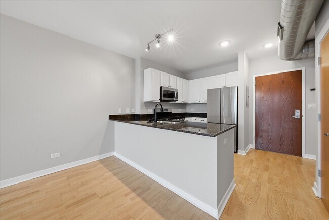 Building Photo - 1610 W Fullerton Ave