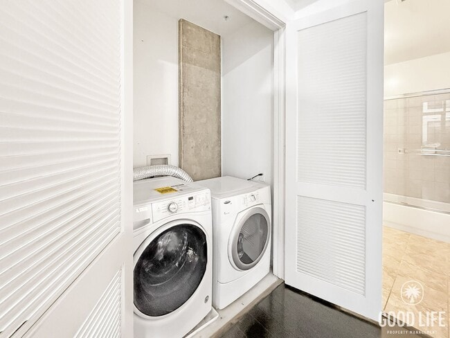 Building Photo - Modern 1BR/2BA Condo with 2 Parking Spaces in Downtown San Diego!