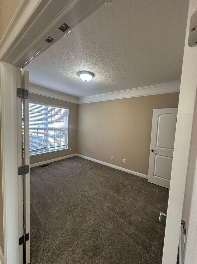 Building Photo - Lakes of Worthington