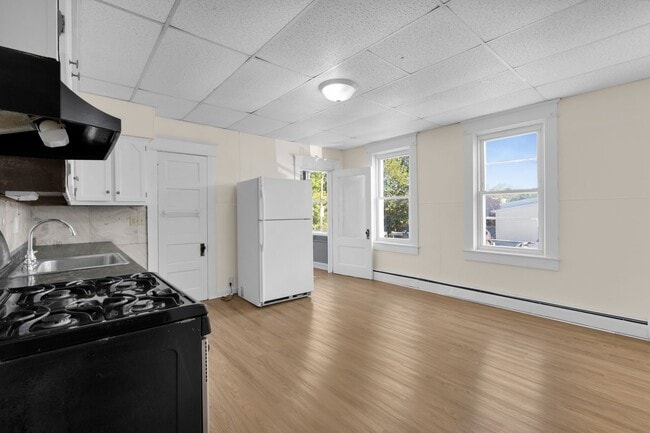 Building Photo - ? Spacious 4-Bedroom Home in Allentown – M...