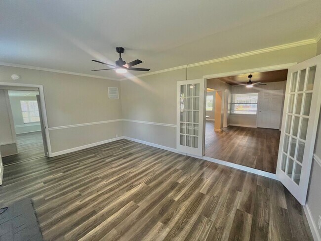 Building Photo - 3 Bed, 2 Bath DeBary Home with Modern Upda...