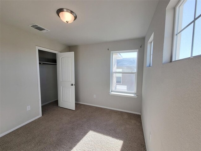 Building Photo - 13925 Heywood Dr