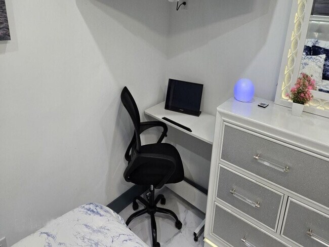 Building Photo - 2909 Middle River Dr