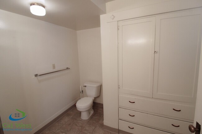 Building Photo - $1995 - Rose Garden Junior 1 Bedroom Apart...