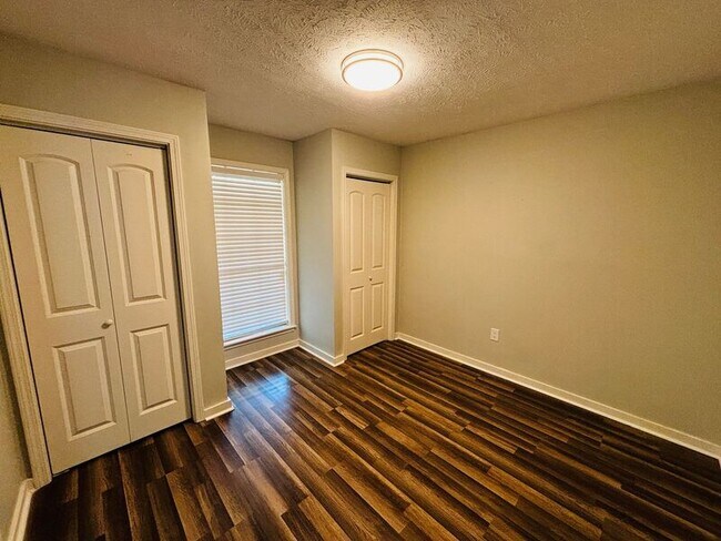 Building Photo - 709 Greenfield Dr