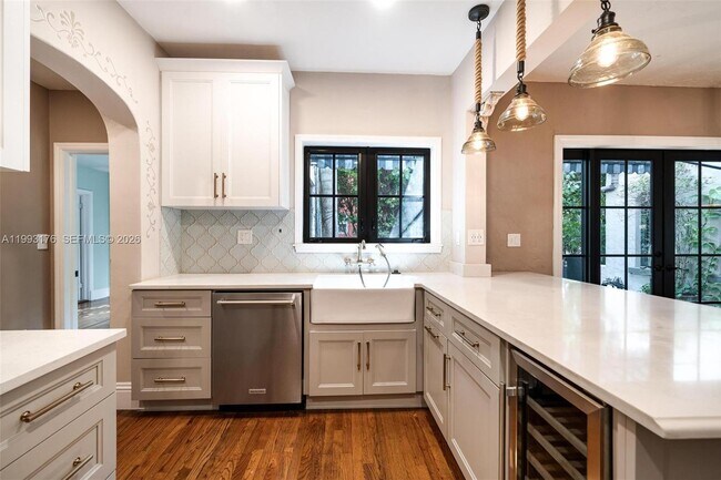 Building Photo - 447 Giralda Ave