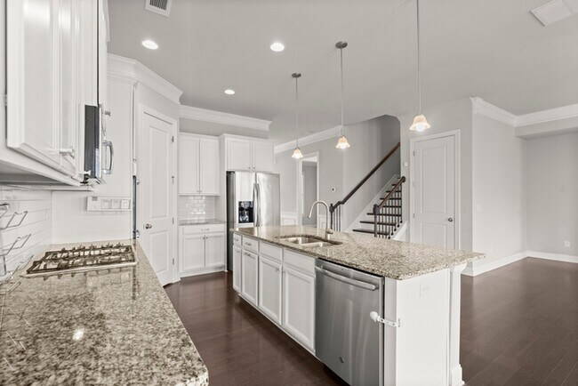 Building Photo - Townhouse - 4 Beds - 4 Bath