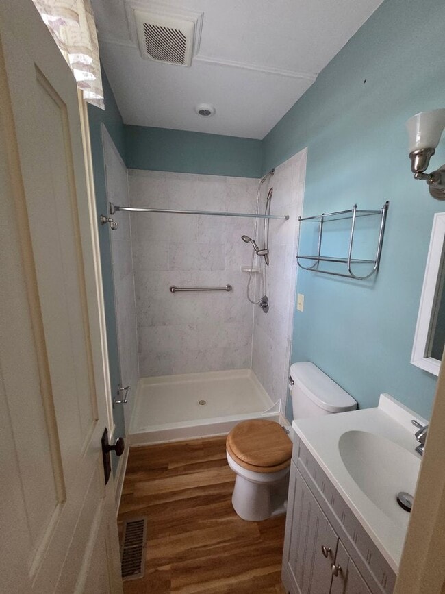 Building Photo - 4 Bed 2 Bath