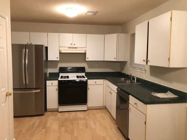 Building Photo - Beautiful split level home with 3 bedrooms, 2.5 baths