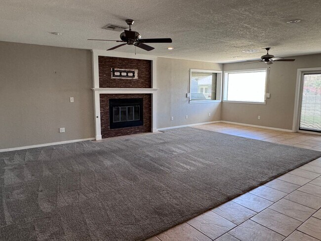 Building Photo - 857 Robinson Ln