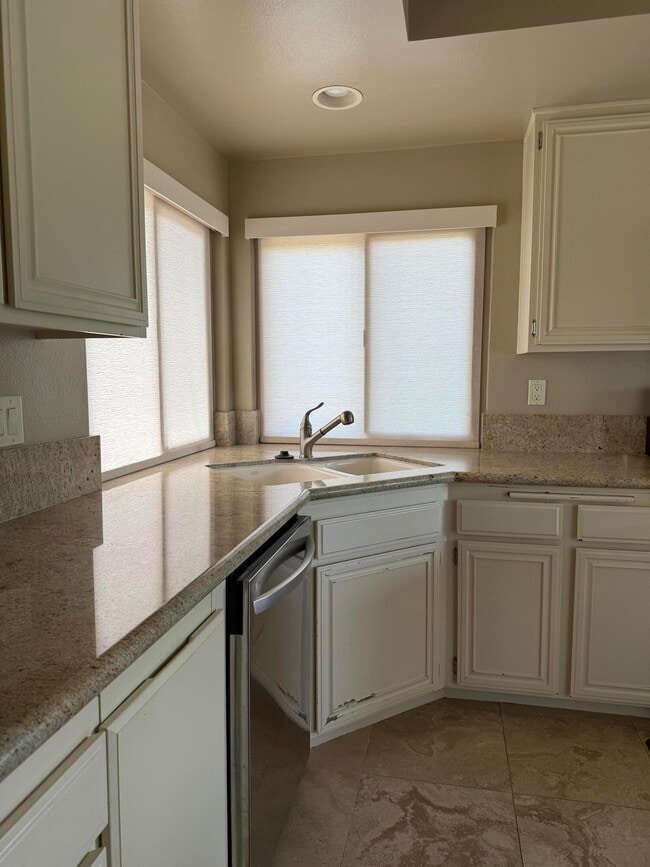 Building Photo - 44299 Capri Ct