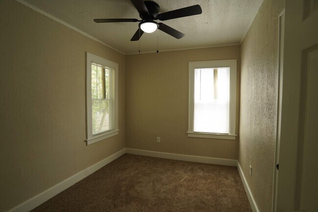 Building Photo - Fully Renovated 3-Bedroom Home – Move-In R...