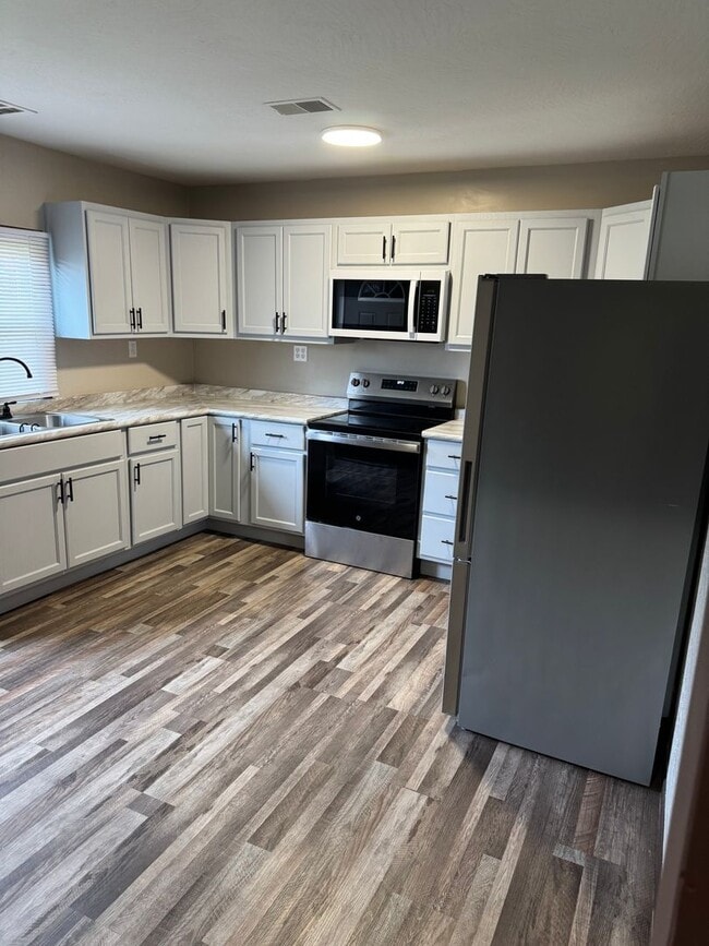 Building Photo - Newly remodeled 2 bedroom home