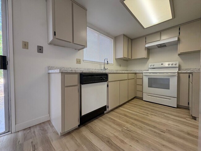 Building Photo - 276 Camellia Way