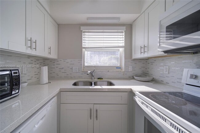 Building Photo - 2855 NE 30th St