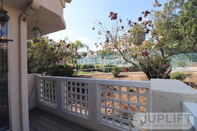 Building Photo - 2 Bed, 2.5 Bath condo w/ parking & pool!