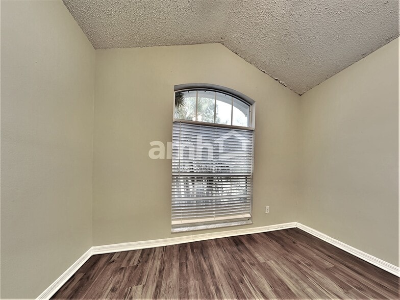 Building Photo - 2315 Kenwick Dr