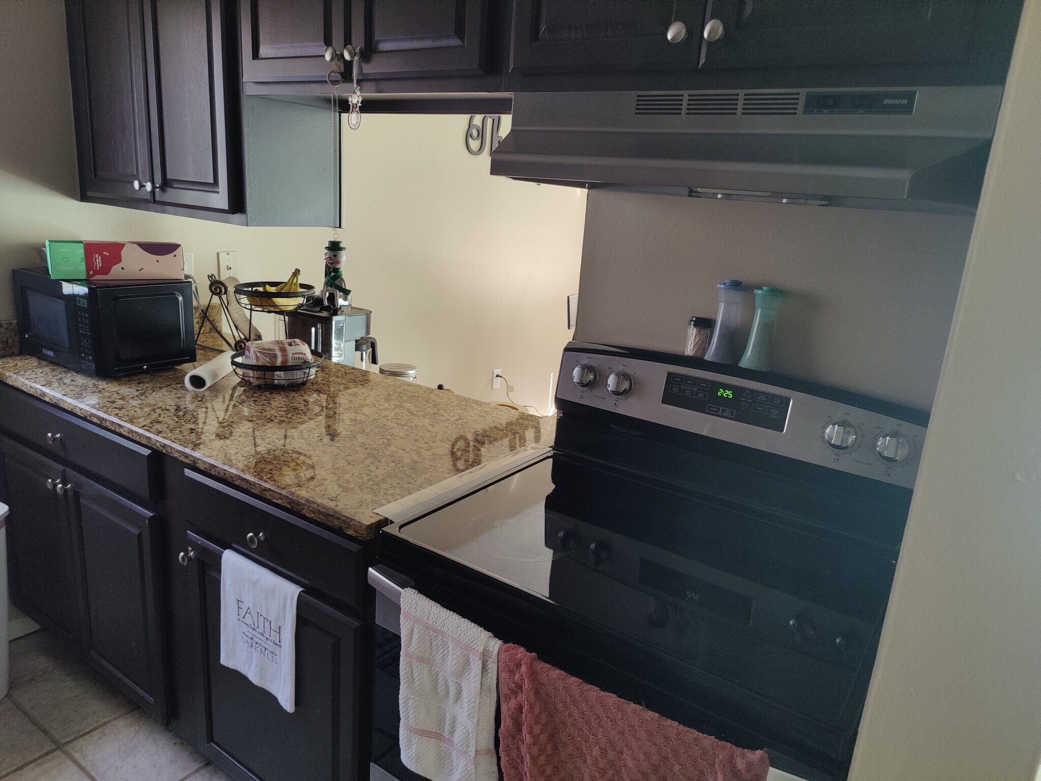 Building Photo - 2628 Hidden Lake Dr N