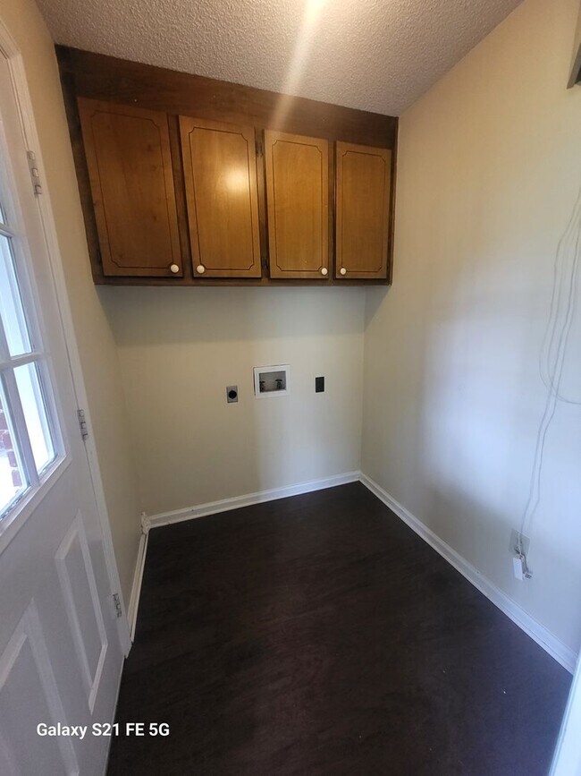 Building Photo - 3 bedroom, 2 bath home