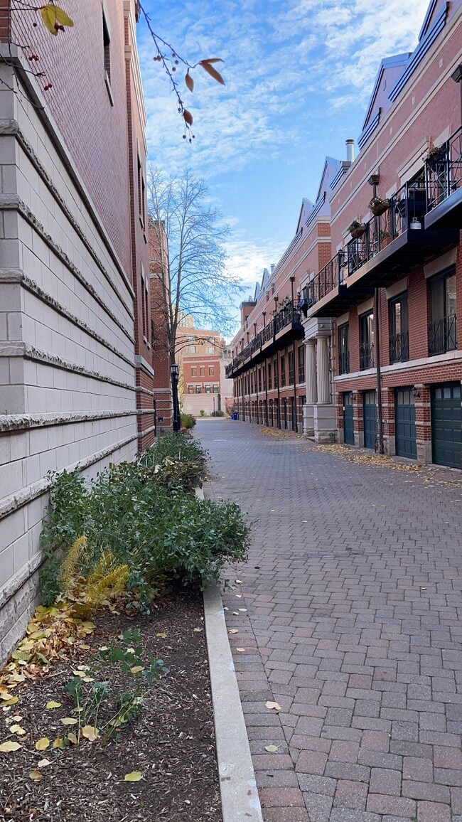 Building Photo - 2040 N Sedgwick St