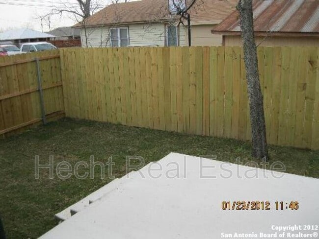 Building Photo - 913 Brown Rock Dr