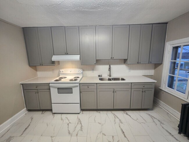 Building Photo - 651 Lincoln Way W