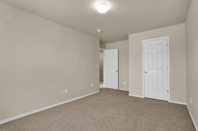 Building Photo - Spacious 3-Bed End-Unit Townhome with Mountain Views Near Ft. Carson