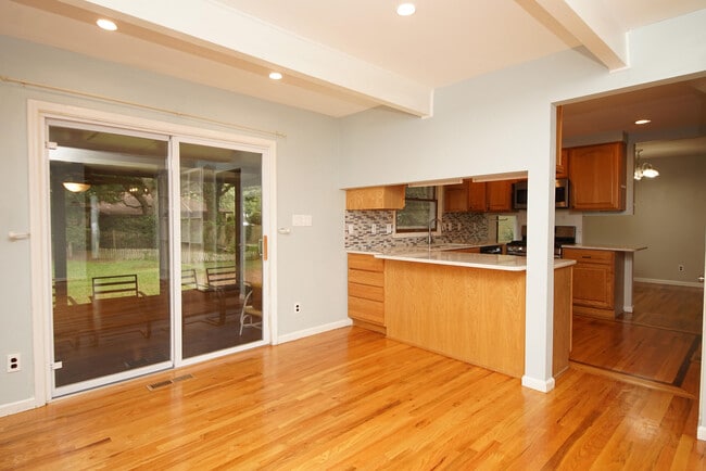 Building Photo - 223 S Bayshore Dr
