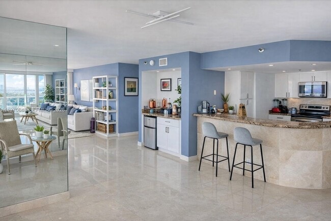 Building Photo - 1717 N Bayshore Dr