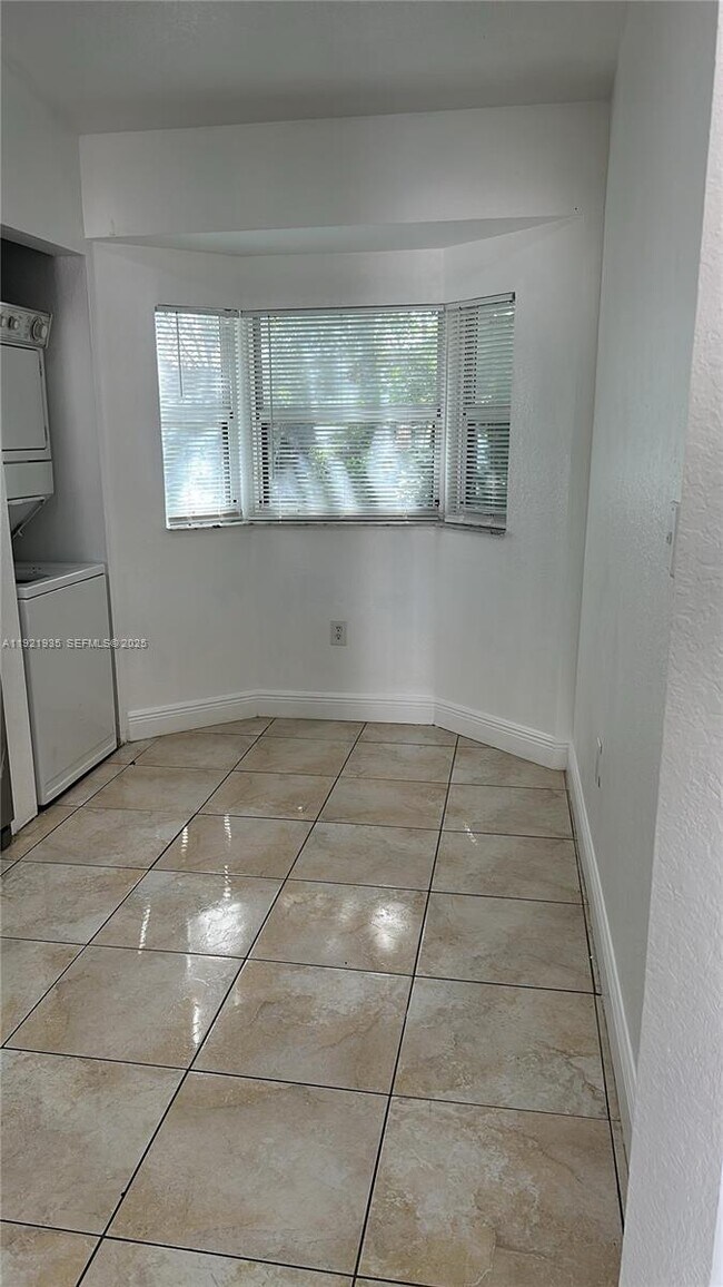 Building Photo - 1250 SE 28th Ct